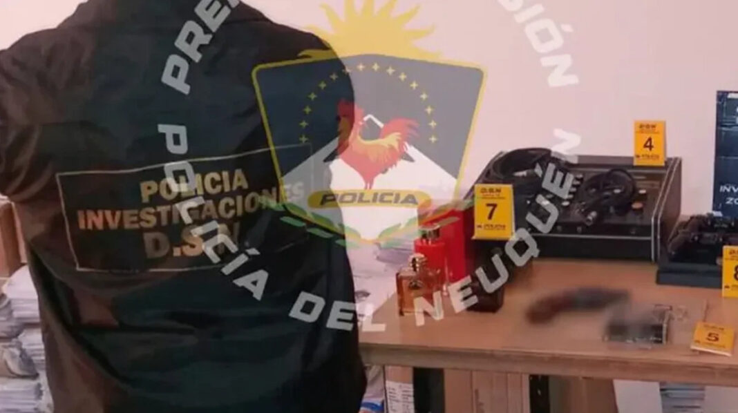 Cinco personas fueron imputadas por la Fiscalía tras descubrir una serie de delitos que cometían en la capital neuquina. Un allanamiento por robos finalmente dejó como resultado el descubrimiento de un caso de narcotráfico y tenencia de armas.
