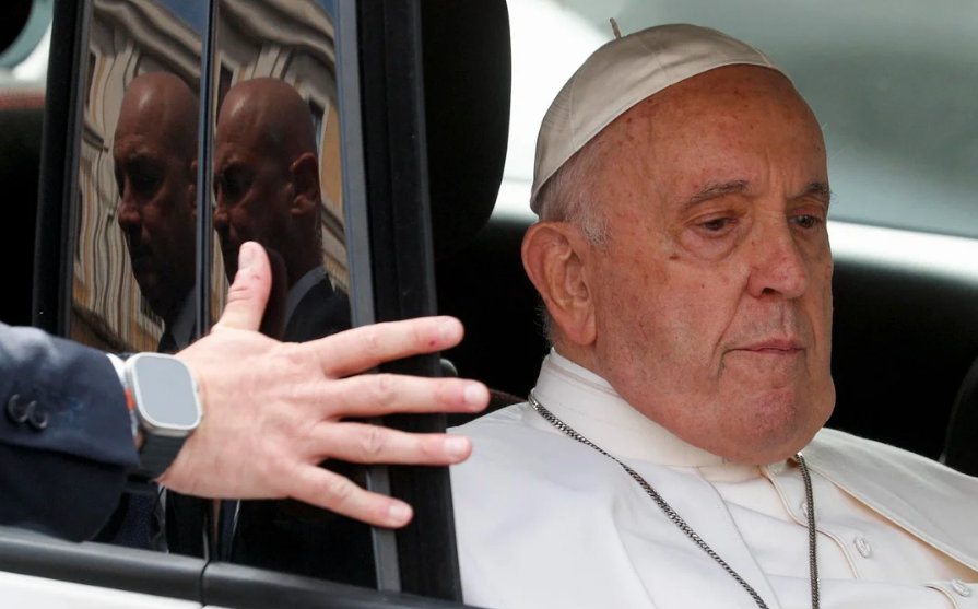 Según informó la Oficina de Prensa de la Santa Sede, el papa Francisco sufrió dos nuevos episodios de insuficiencia respiratoria aguda. Se mantuvo 