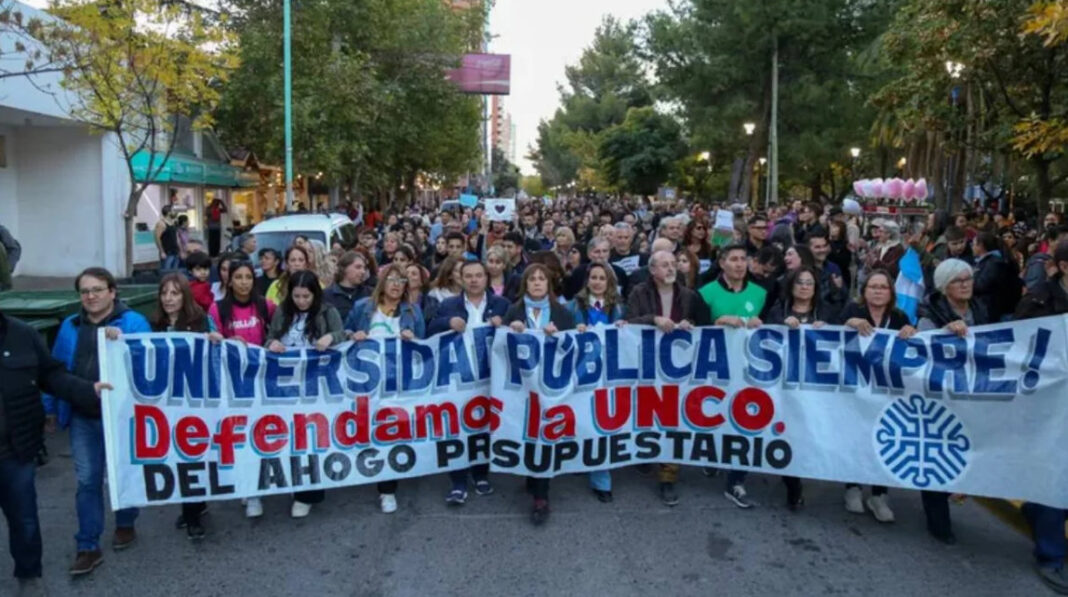 Están paralizadas las actividades por 48 horas en la Universidad Nacional del Comahue (UNCo) y la Universidad Nacional de Río Negro (UNRN). Docentes exigen paritarias y un mayor presupuesto.