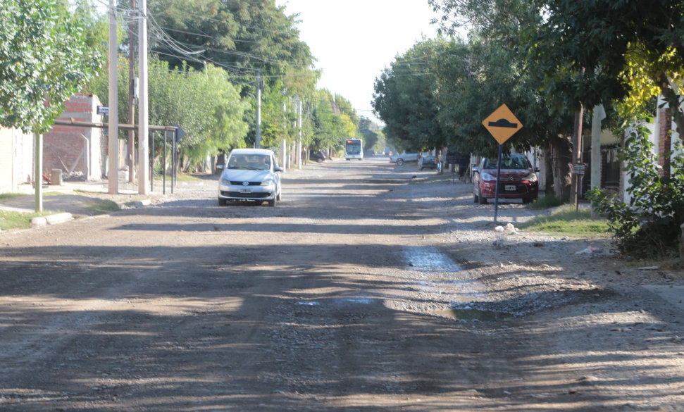 El municipio neuquino está implementando el Plan de 3.000 Cuadras de Asfalto y comenzó con las obras de pavimentación en el barrio 204 Viviendas-Fonavi, sector “Los Pumitas”, ubicado en la zona este de la ciudad.