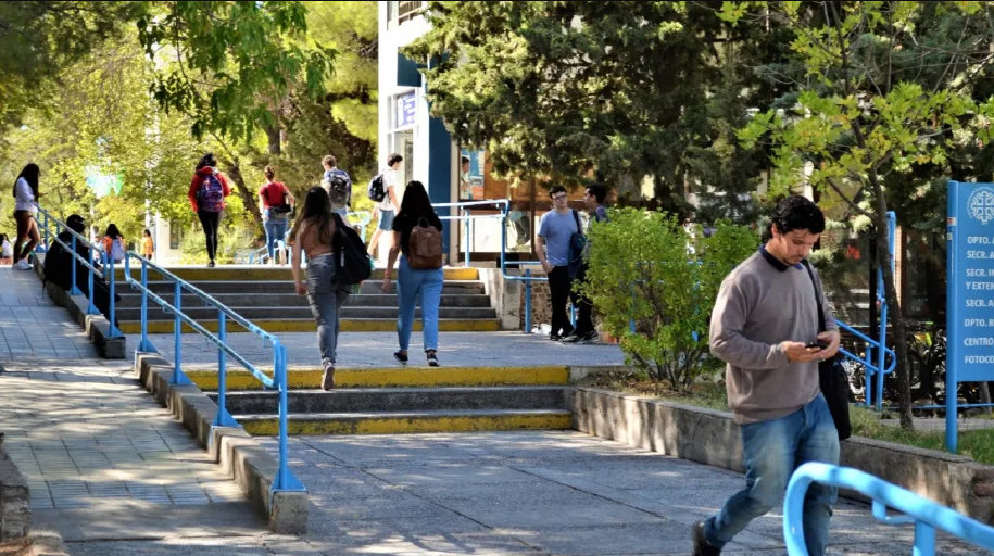 La Universidad Nacional del Comahue (UNCo) tuvo 13.877 nuevos inscriptos y alrededor de 7.368 ya completaron todos los trámites del proceso.