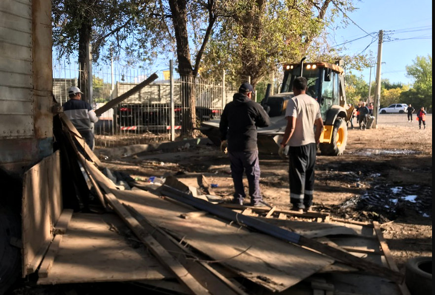 Con un operativo de limpieza ubicado sobre calle Maipú y Ruta Nacional 22, el municipio cipoleño desmanteló una casilla que se encontraba en el sector.