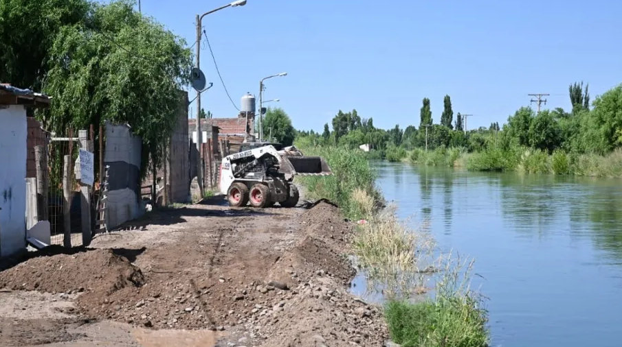 Un hombre de 64 años perdió la vida tras caer a un canal de riego en la zona del Puente 83 en Fernández Oro. Trabajaba como cuidador de una chacra y aunque vecinos intentaron salvarlos, no pudieron evitar su fallecimiento.
