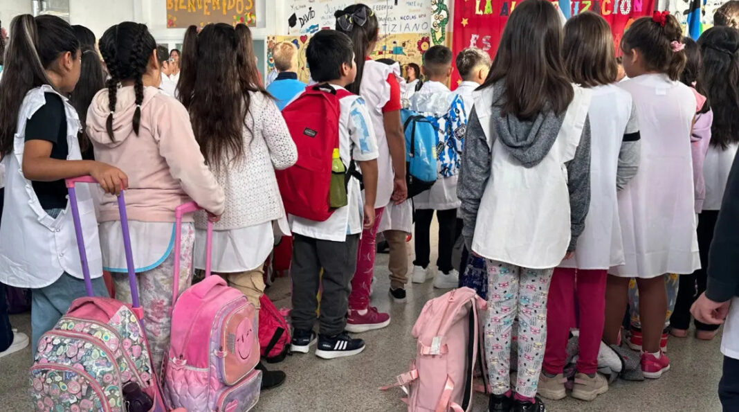 Este miércoles se pone en marcha el ciclo lectivo 2025 en Río Negro con más de 215.000 estudiantes de todos los niveles. Se prevé un total de 187 días de clases que se extenderán hasta el 19 de diciembre